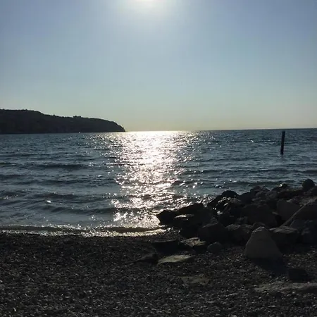 Lovely With Patio Near The Sea דירה